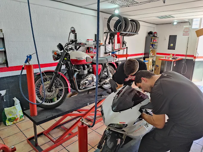Mecánicos trabajando en Motos Alfa